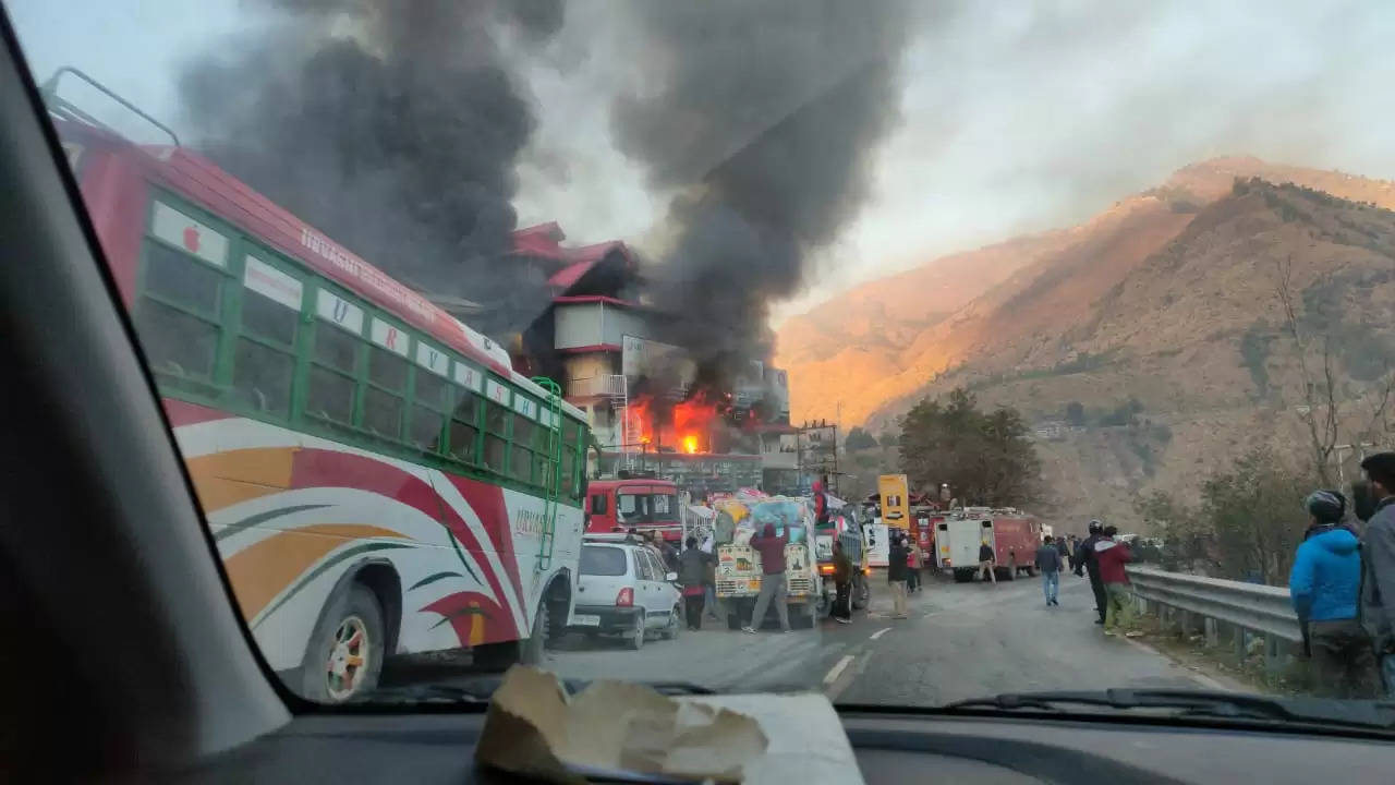 हिमाचल प्रदेश की राजधानी शिमला के रामपुर में बुधवार सुबह भीषण अग्निकांड हुआ। सैंज से लगभग 5 किलोमीटर दूर गांव बिथल के चौहान जनरल स्टोर में आग लगी, जिसमें करोड़ों का नुकसान होने का अनुमान लगाया जा रहा है। भीषण अग्निकांड से इलाके के लोगों में सनसनी फैल गई। मिली जानकारी के अनुसार, यह आग बुधबार सुबह करीब 5 बजे लगी।