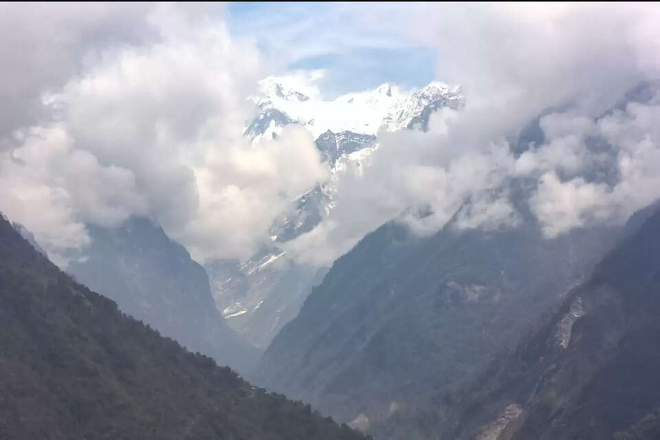 प्रदेश में 21 जून से 22 सितंबर तक 451 लोगों की जान जा चुकी है, जबकि 497 लोग घायल हुए हैं और 47 अब भी लापता हैं। इनमें से 189 मौतें सड़क हादसों में हुईं। अब तक 4,86,116.02 लाख रुपये की संपत्ति का नुकसान दर्ज किया गया है। राज्य में 665 पक्के और 1,046 कच्चे मकान पूरी तरह ढह गए, जबकि 2,344 पक्के और 5,052 कच्चे मकानों को आंशिक नुकसान पहुंचा है। 495 दुकानें व 7,265 गोशालाएं क्षतिग्रस्त हुई हैं। इसके अलावा 2,511 मवेशियों की मौत भी दर्ज हुई।