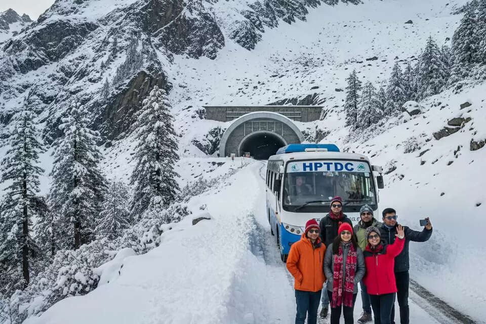 एक तरफ जहां राष्ट्रीय राजधानी दिल्ली-एनसीआर में वायु गुणवत्ता सूचकांक (AQI) खतरनाक स्तर पर पहुंच गया है, वहीं हिमाचल प्रदेश के पर्यटन स्थलों पर बर्फबारी की खुशखबरी और स्वच्छ हवा ने सैलानियों की भीड़ बढ़ा दी है। प्रदूषण से बचने के लिए मैदानी राज्यों के लोग बड़ी संख्या में पहाड़ों का रुख कर रहे हैं, जिससे मनाली, शिमला और कसौली जैसे पर्यटन स्थलों पर रौनक लौट आई है।