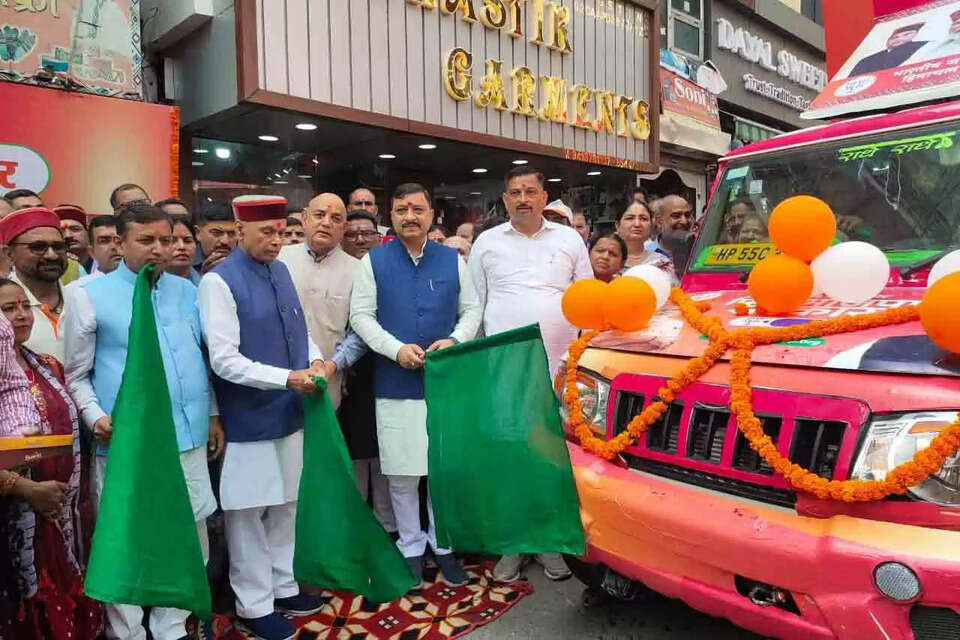 हमीरपुर संसदीय क्षेत्र की 17 विधानसभाओं के लिए प्रचार प्रसार रथ को हरी झंडी दिखाकर रवाना