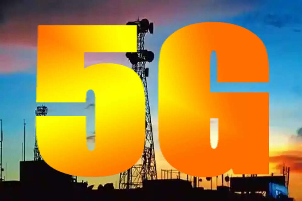देश में 5जी (5G Network) की कमर्शियल लॉन्चिंग की घोषणा हो गई है। एयरटेल (Airtel), जियो (Jio) और वोडाफोन आइडिया (Vodafone-Idea) किसी भी वक्त 5G को देश में लॉन्च कर सकते हैं। एयरटेल और जियो ने कहा है कि उनकी 5G सेवाएं (5G Network Services) अगस्त महीने में ही लॉन्च होंगी। उम्मीद की जा रही है कि जियो का 5G इस महीने के अंत में रिलायंस इंडस्ट्रीज की वार्षिक बैठक में लॉन्च हो सकता है।&nbsp;
