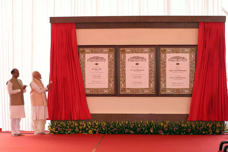 प्रधानमंत्री नरेंद्र मोदी ने आज (28 मई) देश के नए संसद भवन का उद्घाटन किया। पिछले वीरवार को लोकसभा अध्यक्ष ओम बिरला ने प्रधानमंत्री से मुलाकात की और उन्हें नए संसद भवन का उद्घाटन करने का निमंत्रण दिया था।  नई संसद को लेकर देश में राजनीति भी खूब हुई। लगभग पूरे विपक्ष ने नई संसद के उद्घाटन के मौके से किनारा कर लिया है।
