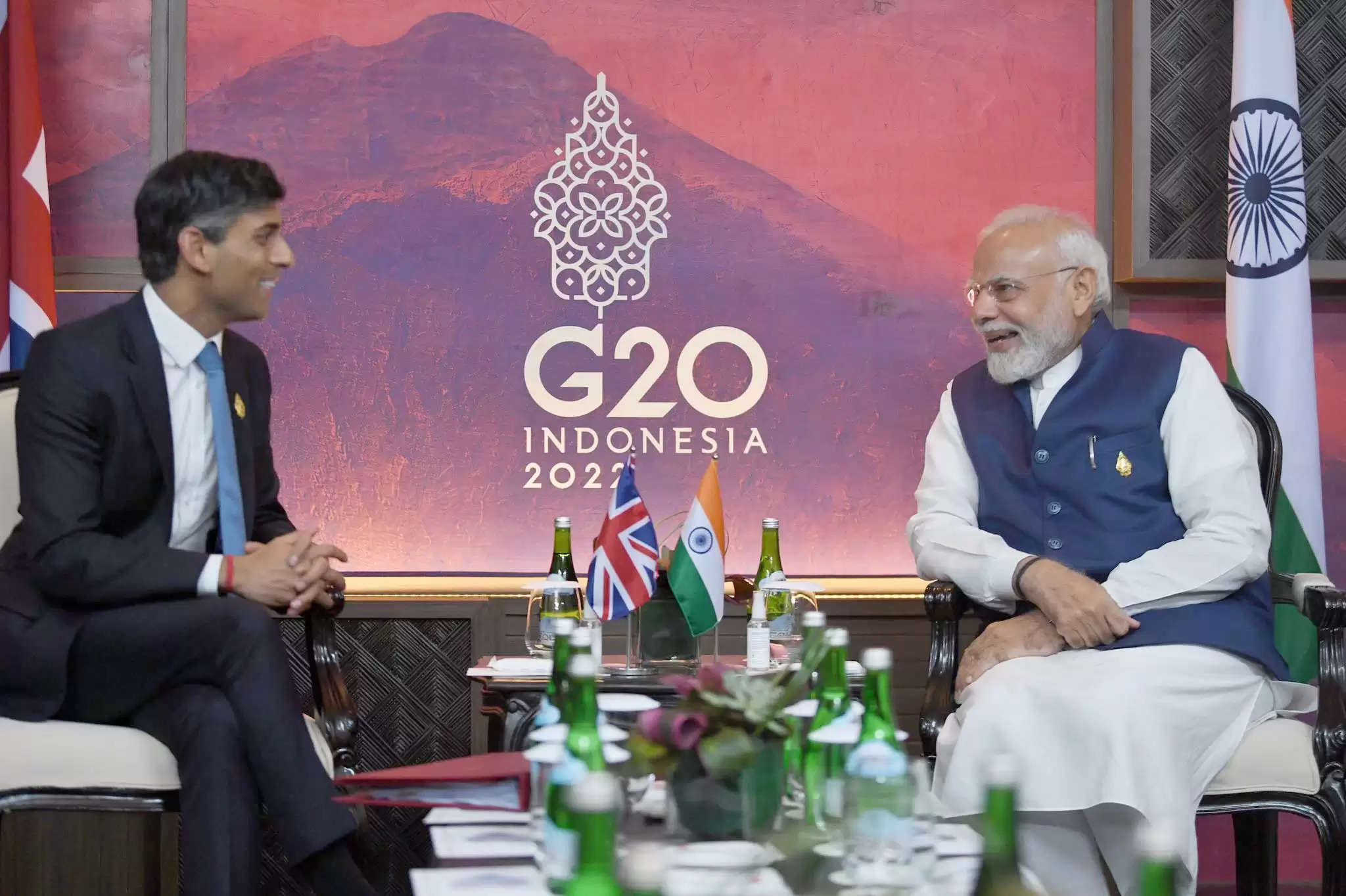 जी-20 शिखर सम्मेलन (G-20 Summit) के लिए बाली पहुंचे प्रधानमंत्री नरेंद्र मोदी ने बुधवार को ब्रिटेन के नवनिर्वाचित प्रधानमंत्री ऋषि सुनक के साथ बैठक की। प्रधानमंत्री मोदी ने बाली में जी-20 शिखर सम्मेलन से इतर यह बैठक की। यह दोनों राजनेताओं के बीच पहली बैठक थी। प्रधानमंत्री नरेंद्र मोदी ने ब्रिटेन का प्रधानमंत्री बनने पर ऋषि सुनक को बधाई दी। Prime Minister's meeting with the Prime Minister of the United Kingdom on the sidelines of G-20 Summit in Bali