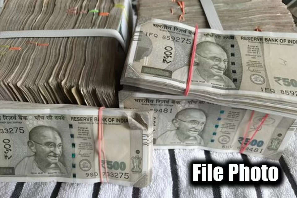 हमीरपुर सदर पुलिस (Hamirpur Police) ने पालमपुर निवासी एक व्यक्ति से 68.68 लाख रुपये बरामद किए हैं। प्रारंभिक जांच में व्यक्ति इन रुपयों के बारे में जानकारी और दस्तावेज प्रस्तुत नहीं कर पाया। इसके चलते हमीरपुर पुलिस ने व्यक्ति की गाड़ी और नकदी को अपने कब्जे में ले लिया है। पालमपुर निवासी अपनी गाड़ी में सवार होकर चंडीगढ़ जा रहा था।  Hamirpur police seize rs 68.68 lakh cash from car