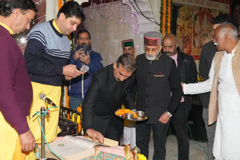  हिमाचल प्रदेश में भी 22 जनवरी को छुट्टी होगी। हिमाचल के मुख्यमंत्री सुखविंद्र सिंह सुक्खू ने प्रदेश में छुट्टी की घोषणा कर दी है। सीएम सुक्खू ने कहा कि केंद्र सरकार ने अपने कर्मचारियों को आधे दिन की छुट्टी दी है। मगर हम प्रदेश में 22 जनवरी को पूरे दिन की छुट्टी करने की घोषणा करते हैं। दरअसल, अयोध्या में 22 जनवरी को होने वाले प्राण प्रतिष्ठा से पहले शिमला स्थित राम मंदिर में मंदिर प्राण प्रतिष्ठा के अवसर पर अखंड ज्योत प्रज्वलन के साथ रामचरितमानस पाठ आरंभ हुआ| Himachal Pradesh | January 22 Holiday | CM Sukhvinder Singh Sukhu | Ram Mandir | Pran Pratishtha Shimla | Akhand Jyoti | Ramcharitmanas | Jaakhu Mandir | Ram Statue Muhurat Ceremony