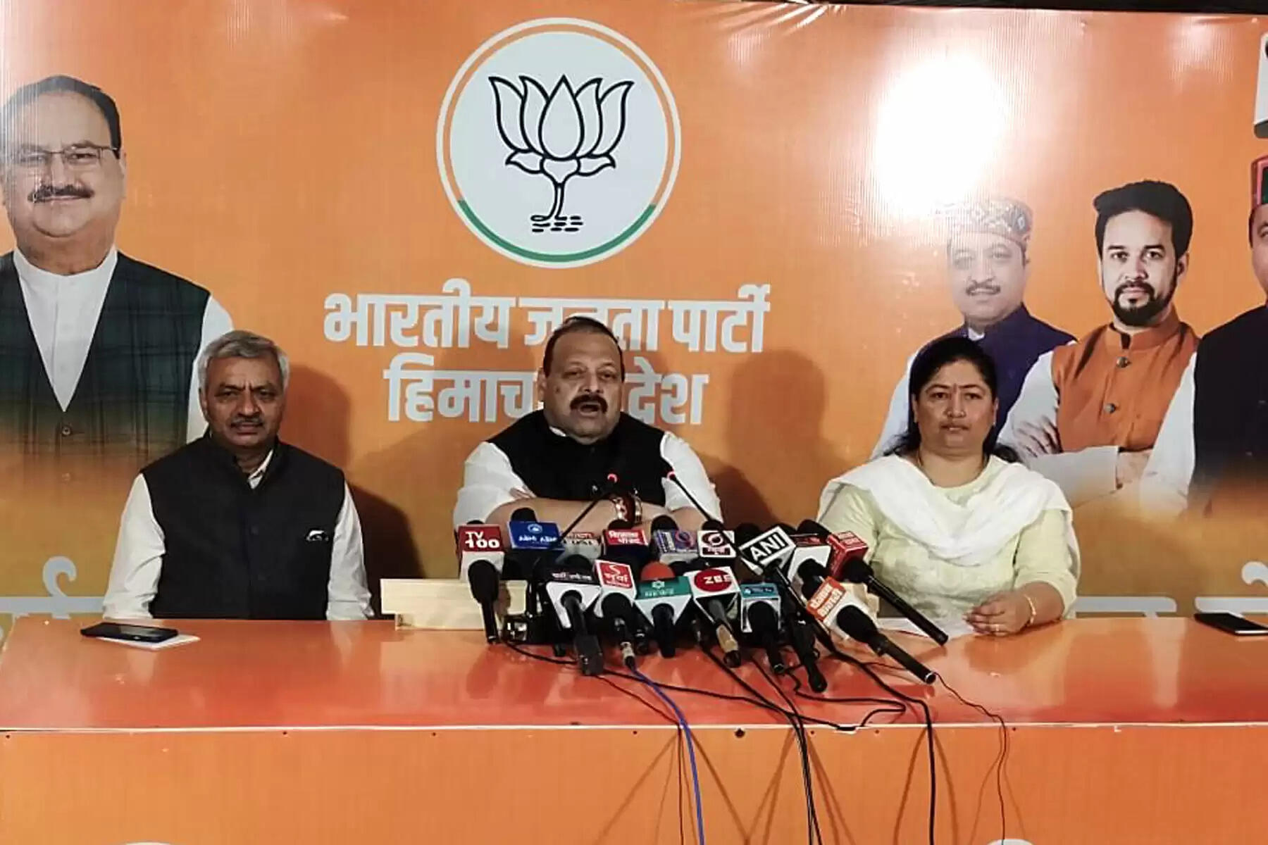 हिमाचल प्रदेश भाजपा चुनाव सह प्रभारी देवेंद्र राणा ने कहा कि अंतर्कलह और कमजोर नेतृत्व के कारण कांग्रेस आज हाशिए पर आ गई है। कांग्रेस प्रदेश अध्यक्ष प्रतिभा सिंह ने भी अपने मन की बात कहते हुए कबूल कर लिया है कि उनकी पार्टी में न तो तंत्र है और न ही नेतृत्व। स्व. वीरभद्र सिंह की पत्नी होने के नाते प्रतिभा सिंह भांप गई हैं कि क्या होने वाला है, इसलिए उन्होंने भी चुनाव आने से पहले ही हार मान ली है।
