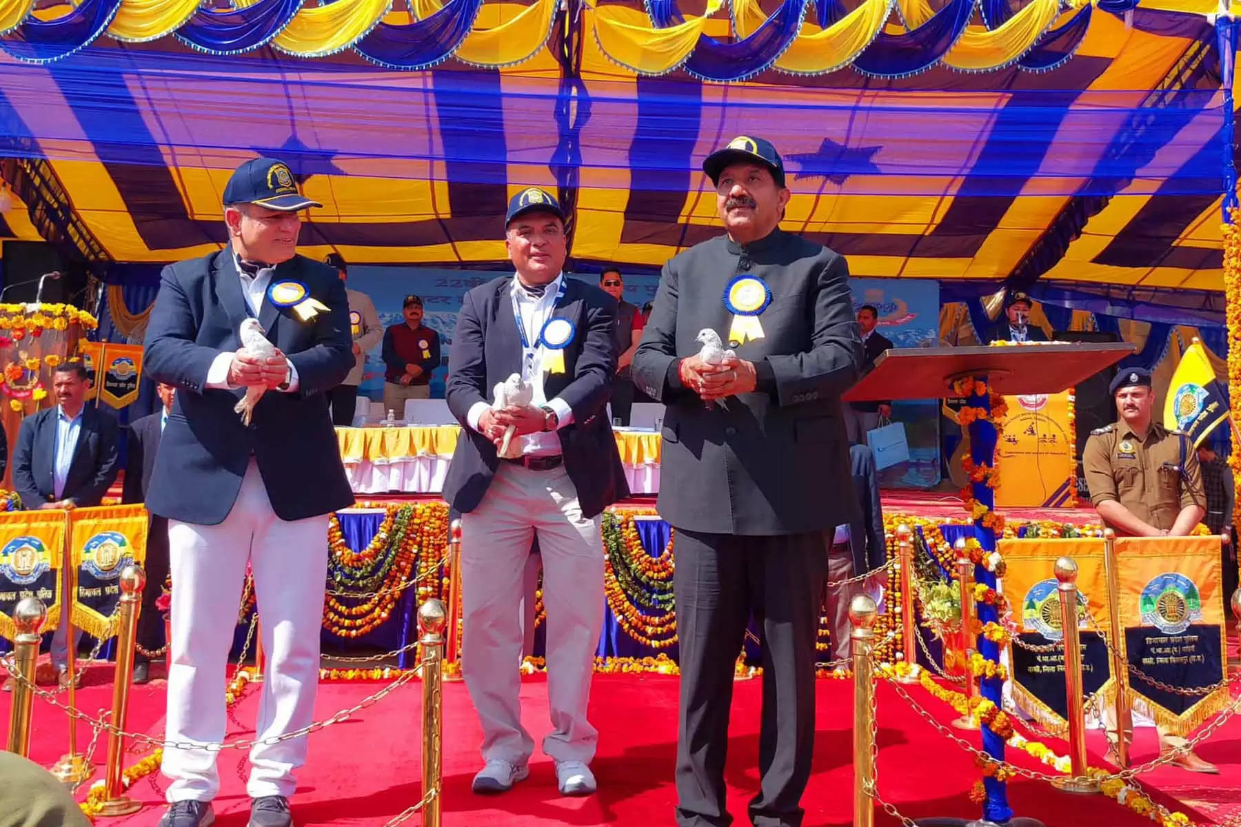 जिला ऊना के कुटलैहड़ विधानसभा क्षेत्र के अंदरौली में वीरवार को 22वीं अखिल भारतीय पुलिस जल क्रीड़ा प्रतियोगिता  (All India Police Water Sports Championship) शुरू हो गई। उपमुख्यमंत्री मुकेश अग्निहोत्री (Dy Cm Mukesh Agnihotri) ने प्रतियोगिता का शुभारंभ किया। मुख्यातिथि मुकेश अग्निहोत्री ने विभिन्न राज्यों से आई टीमों की मार्चपास्ट की सलामी ली। इसके बाद अंदरौली स्थित गोबिंद सागर झील में खिलाड़ियों ने रोइंग पास्ट किया।
