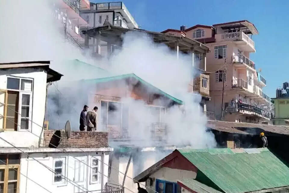  जिला अग्निशमन अधिकारी डीसी शर्मा ने बताया कि सुबह उन्हें सूचना मिली कि इंजन घर में एक मकान में आग लगी है। अग्निशमन विभाग की गाड़ी मौके पर पहुंची और आग पर काबू पाया है।
