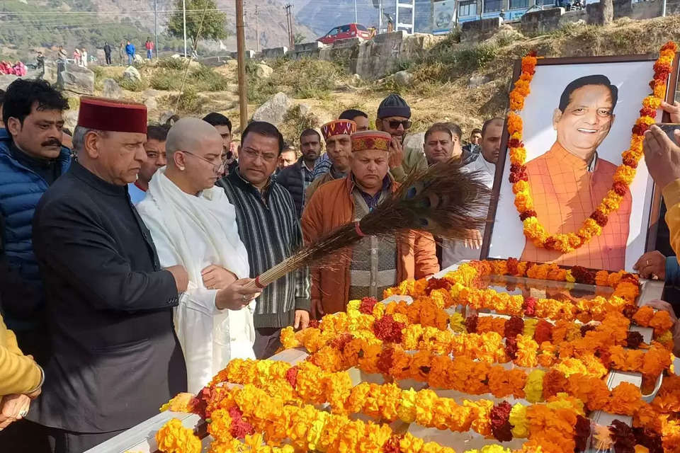 भाजपा के वरिष्ठ नेता एवं पूर्व सांसद दिवंगत किशन कपूर की पार्थिव देह शनिवार देर शाम धर्मशाला स्थित उनके निवास स्थान दाड़नू लाई गई। उनके निधन से प्रदेशभर में शोक की लहर दौड़ गई। भाजपा कार्यकर्ताओं और समर्थकों ने उनके अंतिम दर्शन के लिए बड़ी संख्या में पहुंचकर श्रद्धांजलि अर्पित की।  रविवार सुबह किशन कपूर की पार्थिव देह को उनके पैतृक गांव खनियारा के पटोला मैदान में अंतिम दर्शन के लिए रखा गया, जहां सैकड़ों लोगों ने उन्हें श्रद्धासुमन अर्पित किए। इसके बाद मांझी खड्ड स्थित श्मशान घाट में राजकीय सम्मान के साथ उनका अंतिम संस्कार किया गया। उनके पुत्र शाश्वत कपूर ने मुखाग्नि दी।  Kishan Kapoor Funeral BJP Leader Passed Away Former MP Kishan Kapoor Dharamshala News Kangra Chamba Lok Sabha Political Leader Death State Funeral Cremation Ceremony Himachal Pradesh Politics Jayaram Thakur Rajiv Bindal BJP Leaders Tribute Last Rites Ceremony Dharamshala Assembly Constituency Former Minister Cremation