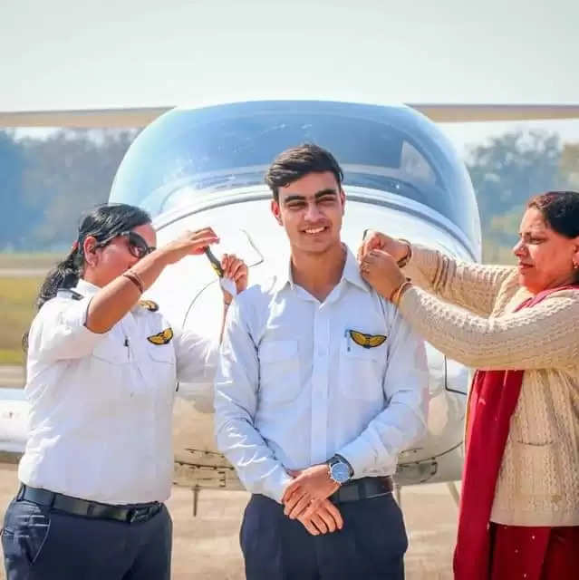 मध्य प्रदेश के बालाघाट में चार्टर विमान दुर्घटना में चंबा के बनीखेत के युवक मोहित ठाकुर (25) पुत्र कौशल ठाकुर की मौत हो गई है। यह हादसा बालाघाट जिले के लांजी और किरनापुर के बीच भक्कुटोला-कोसमारा की पहाड़ी में हुआ है। मोहित में चार्टर विमान में नए ट्रेनी पायलटों को प्रशिक्षण देने का कार्य कर रहे थे। हादसे में उनके साथ ट्रेनी पायलट रुकशंका वरसुका की भी मौत हो गई।
