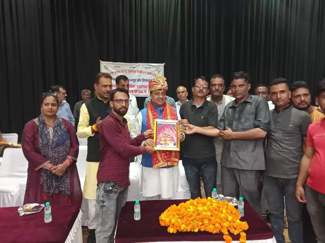 हिमाचल प्रदेश में अब पंचायत चौकीदारों (Promotion to Panchayat Chowkidar) को भी पदोन्नति मिलेगी। इसके लिए सरकार नियम बनाएगी। इसके साथ ही पंचायत चौकीदारों के लिए 15 अगस्त 2022 को घोषित गई नीति की अधिसूचना शीघ्र ही जारी होगी। इसका सीधा लाभ प्रदेश में हजारों पंचायत चौकीदार को होगा। यह बात पंचायती राज मंत्री वीरेंद्र कंवर ने कही। वह ऊना के समूर कलां में पंचायत चौकीदार प्रदेश स्तरीय आभार सम्मेलन में कही।