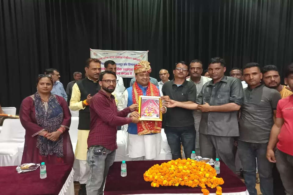 हिमाचल प्रदेश में अब पंचायत चौकीदारों (Promotion to Panchayat Chowkidar) को भी पदोन्नति मिलेगी। इसके लिए सरकार नियम बनाएगी। इसके साथ ही पंचायत चौकीदारों के लिए 15 अगस्त 2022 को घोषित गई नीति की अधिसूचना शीघ्र ही जारी होगी। इसका सीधा लाभ प्रदेश में हजारों पंचायत चौकीदार को होगा। यह बात पंचायती राज मंत्री वीरेंद्र कंवर ने कही। वह ऊना के समूर कलां में पंचायत चौकीदार प्रदेश स्तरीय आभार सम्मेलन में कही। 