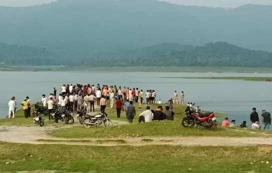 हिमाचल प्रदेश की ऊना जिला में रौंगटे खड़े कर देने वाली घटना पेश आई है। ऊना जिला में गोबिंद सागर झील में एक साथ सात युवकों के डूब गए हैं। सभी युवक पड़ोसी राज्य पंजाब के मोहाली के रहने वाले बताए जा रहे हैं। कहा जा रहा है कि युवक गोबिंद सागर झील में नहाने के लिए उतरे थे, लेकिन वह वापस नहीं लौट पाए और अचानक डूब गए। हादसे की सूचना मिलते ही बंगाणा पुलिस घटनास्थल की ओर रवाना हो गई है।