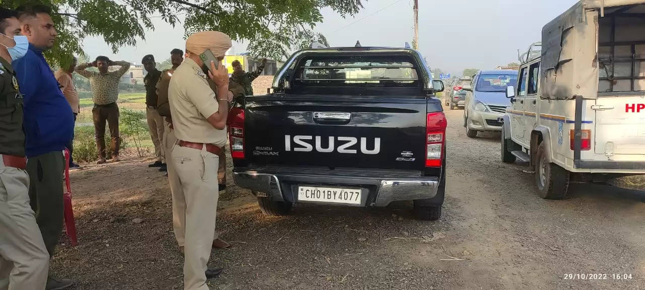 हिमाचल प्रदेश विधानसभा चुनाव से ठीक पहले नूरपुर पुलिस ने शनिवार को चेक पोस्ट डमटाल में एक चंडीगढ़ नंबर की गाड़ी (सीएच 01 बीवाई-4077) से दो करोड़ रुपये की नकदी बरामद की है। बरामद राशि को लेकर गातड़ी सवार दोनों युवकों ने कोई संतोषजनक जवाब नहीं दिया, जिसके बाद पुलिस ने नकदी जब्त कर ली। आशंका जताई जा रही है कि यह पैसा हिमाचल विधानसभा चुनाव को प्रभावित करने की मंशा से ले जाया जा रहा था। 