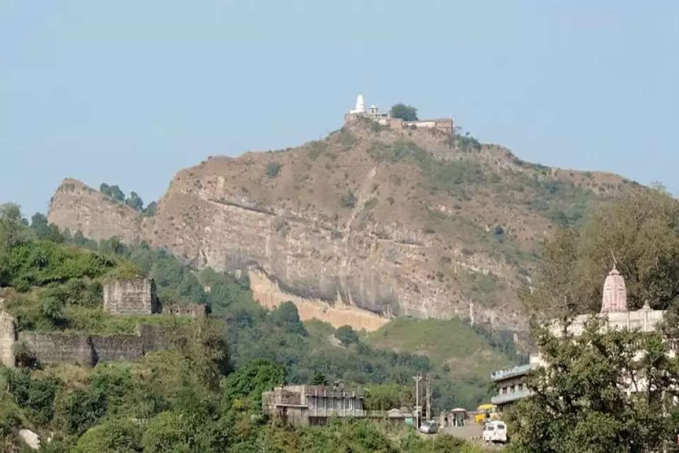 हिमाचल की खूबसूरत घाटियों में शुमार जिला कांगड़ा लोकप्रिय पर्यटन स्थल है। यहां पर कई ऐतिहासिक धरोहर भी मौजूद हैं। महाभारत काल में कांगड़ा को त्रिगर्त राज्य के नाम से संदर्भित किया गया है।