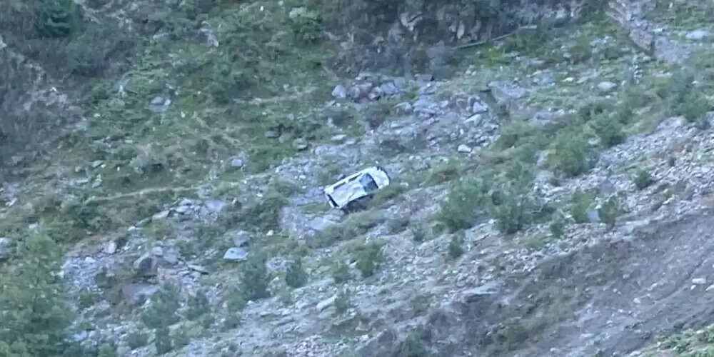 स्थानीय लोगों के मदद से घायलों को नागरिक अस्पताल भरमौर पहुंचाया। यहां प्राथमिक उपचार देने के बाद तीनों को मेडिकल कॉलेज चम्बा रेफर कर दिया गया है।