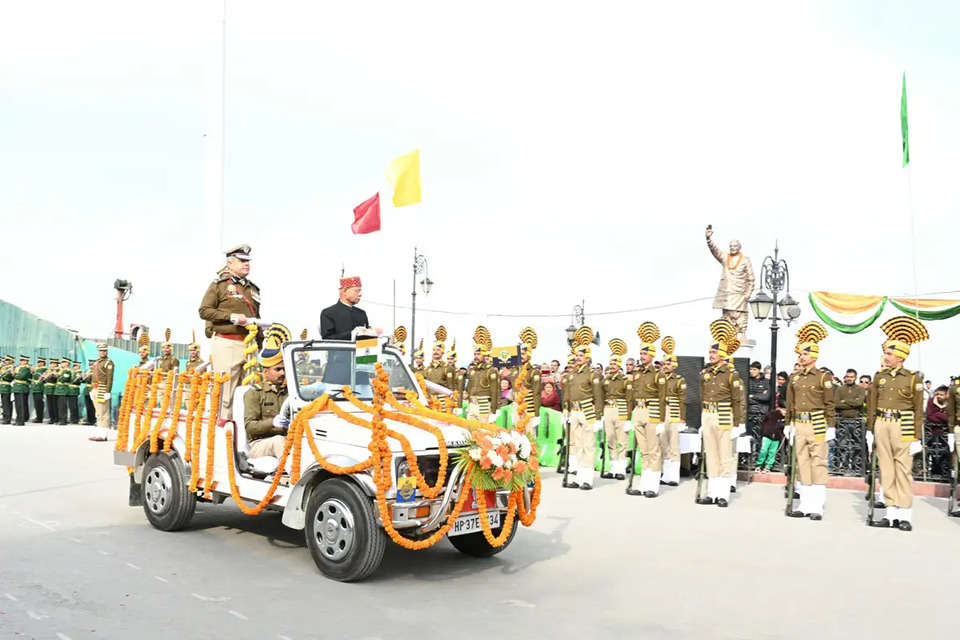 राज्यपाल शिव प्रताप शुक्ल ने 75वें गणतंत्र दिवस के अवसर पर आज शिमला के ऐतिहासिक रिज पर आयोजित राज्य स्तरीय समारोह में राष्ट्रीय ध्वज फहराया और परेड के निरीक्षण के उपरांत, 22-जम्मू व कश्मीर राइफल्स के परेड कमांडर लेफ्टिनेंट करण गोगना के नेतृत्व में आकर्षक मार्च पास्ट की सलामी ली। इस अवसर पर मुख्यमंत्री सुखविंद्र सिंह सुक्खू भी उपस्थित थे।