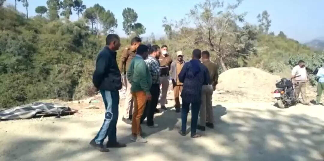 हिमाचल प्रदेश के जिला सोलन (Solan) के कुनिहार क्षेत्र में एक अज्ञात महिला का शव (Dead Body) मिलने से सनसनी फैल गई है। मृतक महिला की उम्र लगभग 40 से 45 वर्ष के बीच बताई जा रही है।