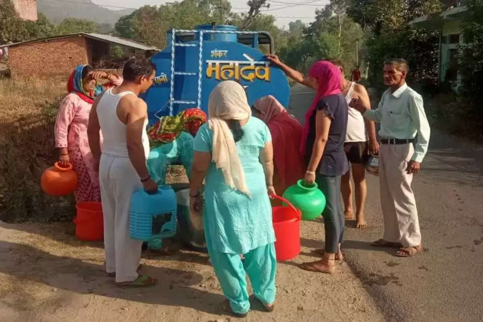 पानी के टैंकर भेजकर पानी मुहैया करवाया 