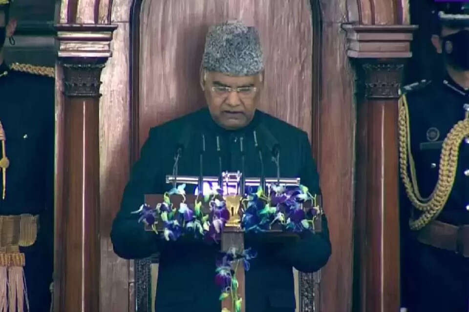 संसद का बजट सत्र (Budget Session) आज यानी सोमवार से शुरू हो गया। संसद के दोनों सदनों की संयुक्त बैठक को राष्ट्रपति रामनाथ कोविंद (Ramnath Kovind) ने संबोधित किया। राष्ट्रपति कोविंद (Ramnath Kovind) ने कहा कि देश में 80 फीसदी छोटे किसान हैं, जिनका देश के विकास में अहम योगदान है। प्रधानमंत्री किसान सम्मान निधि के माध्यम से 11 करोड़ से अधिक किसान परिवारों को 1 लाख 80 हजार करोड़ रुपये दिए गए हैं। इस निवेश से कृषि क्षेत्र में आज बड़े बदलाव दिखाई दे रहे हैं।