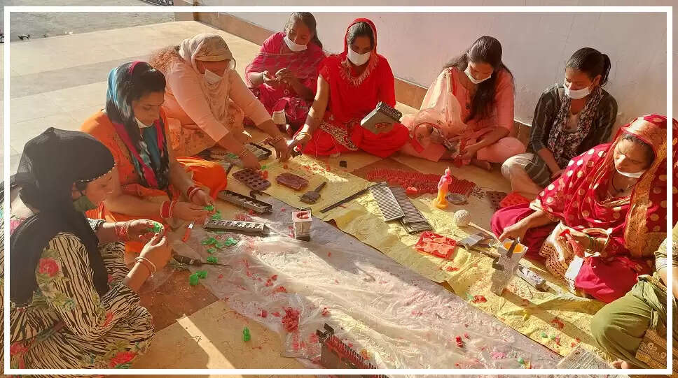प्रधानमंत्री नरेंद्र मोदी के  Local for Vocal के मूलमंत्र को आत्मसात कर राधे कृष्ण स्वयं सहायता समूह (Self help group) की महिलाएं मोमबत्तियां बनाने के काम में जुटी हैं।