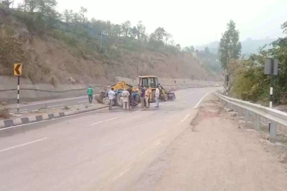 हिमाचल प्रदेश के बिलासपुर जिले में शुक्रवार को सड़क हादसे में एक व्यक्ति की मौत हो गई। हादसा बिलासपुर में राष्ट्रीय उच्च मार्ग 205 चंडीगढ़-मनाली पर करमाला के पास हुआ है। 