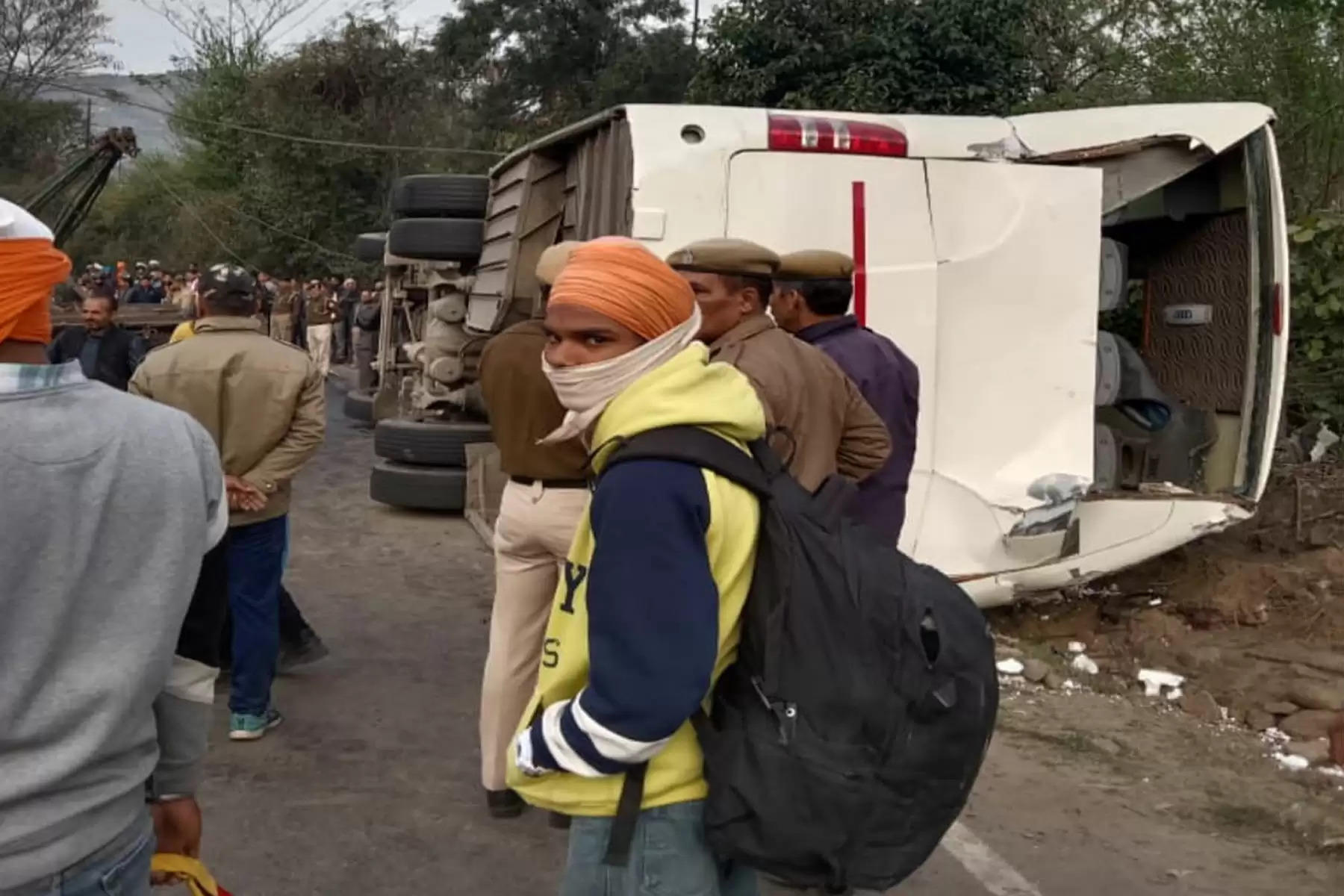 हिमाचल प्रदेश के बिलासपुर जिला (Tourist Bus Accident Bilaspur) में शुक्रवार सुबह एक टूरिस्ट बस हादसे का शिकार हो गई। हादसे में बस में सवार एक युवती की मौके पर मौत हो गई, जबकि 41 यात्री घायल हो गए। हादसा चंडीगढ़-मनाली राष्ट्रीय राजमार्ग (Chandigarh Manali NH) पर जबली के समीप कुनाला में हुआ है। बताया जा रहा है कि यह बस पर्यटकों को लेकर मनाली जा रही थी, इसी दौरान हादसे का शिकार हो गई। 