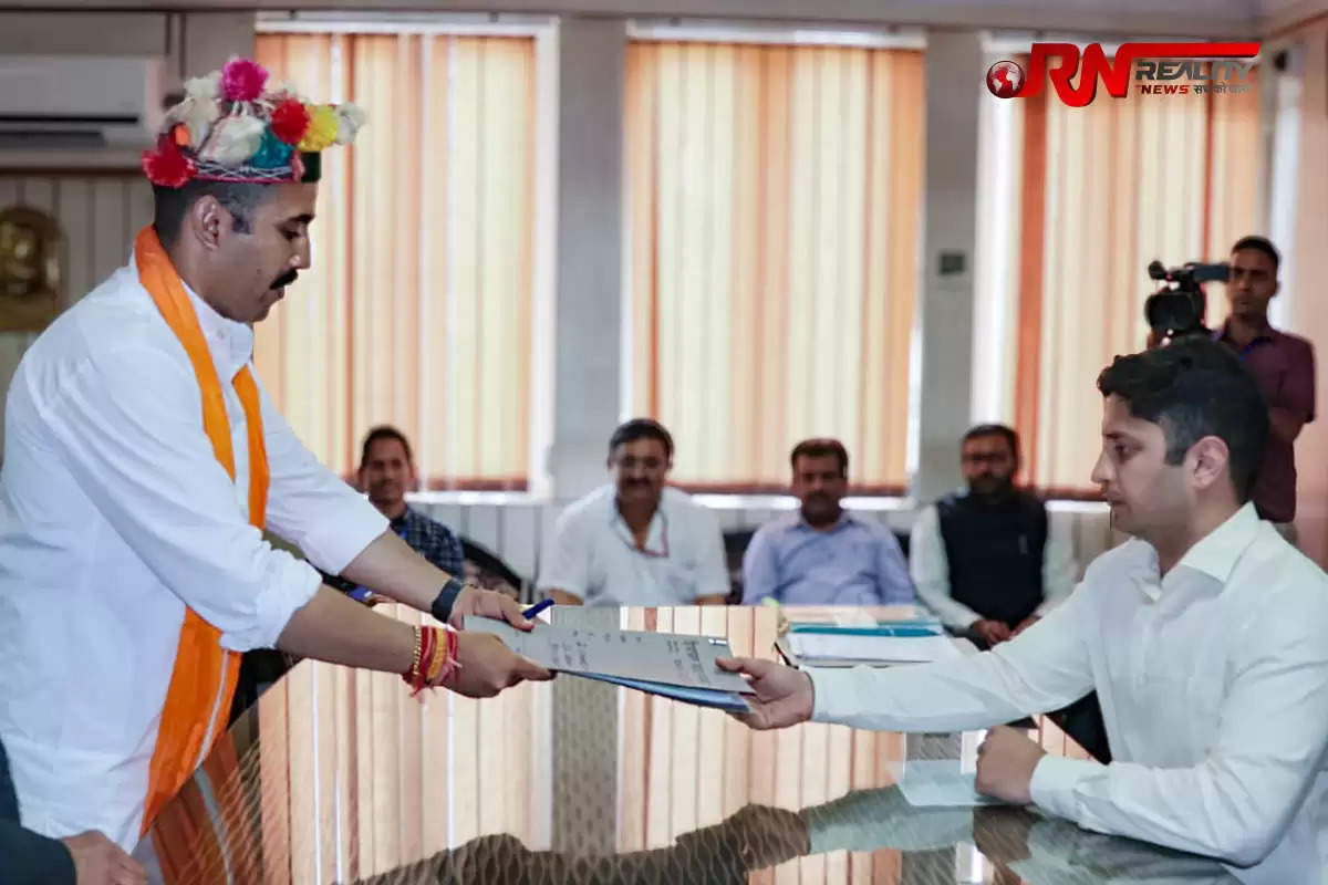 देश की सबसे हॉट सीटों में शुमार मंडी संसदीय सीट (Mandi Lok Sabha Elections) से कांग्रेस प्रत्याशी विक्रमादित्य सिंह ने वीरवार को अपना नामांकन पत्र दाखिल कर दिया है। करीब 12 बजे विक्रमादित्य सिंह (Vikramaditya Singh) ने निर्वाचन अधिकारी के पास अपनी नामांकन पत्र पेश किया। इस दौरान उनके साथ हिमाचल प्रदेश के सीएम सुखविंद्र सिंह, हिमाचल कांग्रेस प्रभारी राजीव शुक्ला, मंडी की मौजूदा सांसद एवं विक्रमादित्य सिंह की माता प्रतिभा मौजूद रही। 