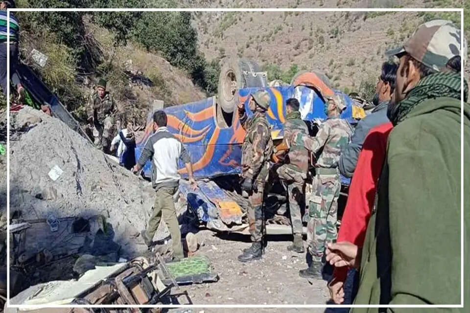 म्मू-कश्मीर (Jammu and Kashmir) के डोडा (Doda) जिला में वीरवार को एक मिनी बस बेकाबू होकर गहरी खाई में जा गिरी। 