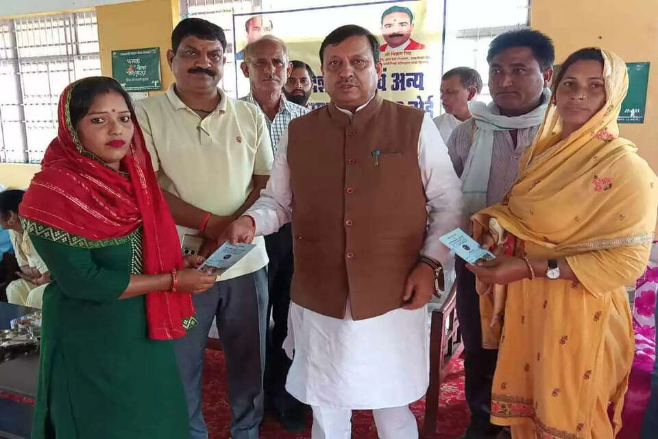 पंचायती राज मंत्री वीरेंद्र कंवर 