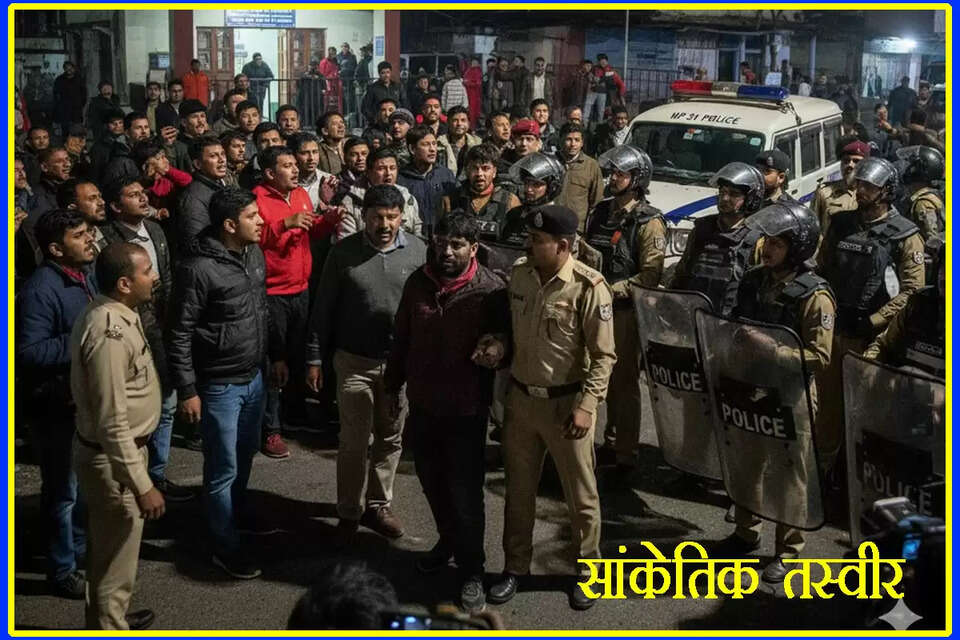 देवभूमि हिमाचल प्रदेश के मंडी जिले के सुंदरनगर कस्बे में एक नाबालिग स्कूली छात्रा के साथ कथित तौर पर छेड़छाड़ और अपहरण के प्रयास की घटना के बाद गंभीर सांप्रदायिक तनाव उत्पन्न हो गया है। इस घटना ने दो समुदायों के बीच टकराव की स्थिति पैदा कर दी, जिसके बाद पुलिस को स्थिति को नियंत्रण में लाने के लिए कड़ी मशक्कत करनी पड़ी।  यह मामला तब सामने आया जब एक विशेष समुदाय के 30 वर्षीय व्यक्ति पर नाबालिग लड़की को स्कूल से लौटते समय कथित रूप से पीछा करने, परेशान करने और जबरन अपनी कार में खींचने की कोशिश करने का आरोप लगा। स्थानीय मीडिया रिपोर्टों के अनुसार, आरोपी कई दिनों से लड़की का पीछा कर रहा था।