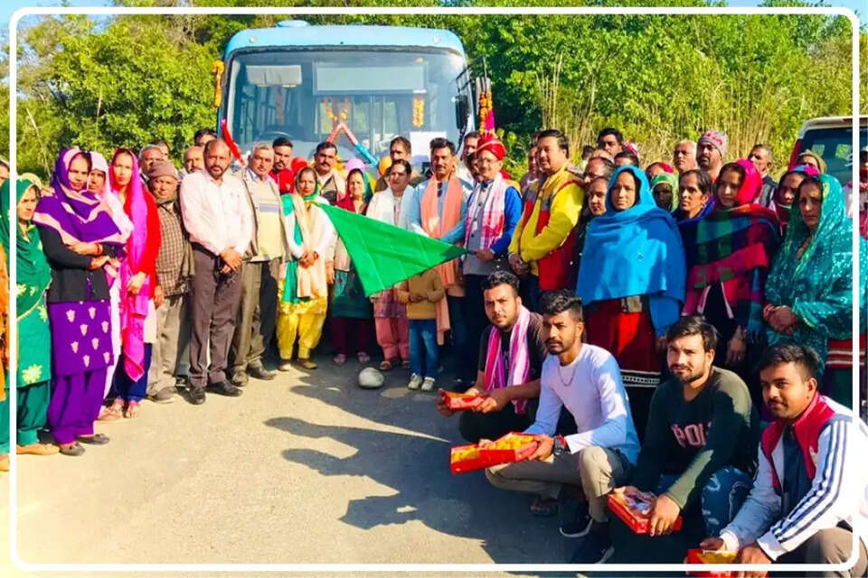  74 वर्षों में पहली बार ऊना विधानसभा क्षेत्र के फत्तेवाल गांव में बस (Bus Service) पहुंची, तो गांववासियों ने गर्मजोशी के साथ स्वागत किया।