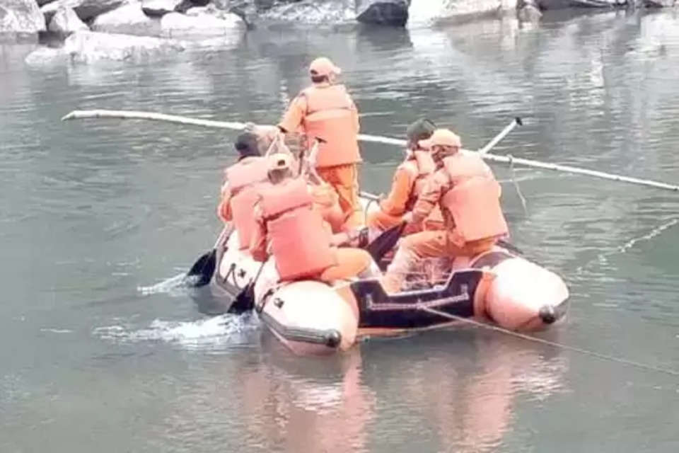 हिमाचल प्रदेश की राजधानी शिमला के रामपुर बुशहर क्षेत्र में दो मासूस बच्चे सतलुज में बह गए। वीरवार देर शाम को यह हादसा हुआ है। सतलुज की तेज धाराओं में बहे बच्चों की पहचान मानव शर्मा पुत्र हरीश कुमार गांव हरी कुफरी पांगणा जिला मंडी और अंशुल मिष्टु पुत्र स्व. वीरेंद्र गांव थेड़ा बाल्टीधार के रूप में हुई है। दोनों की उम्र 14 साल थी।