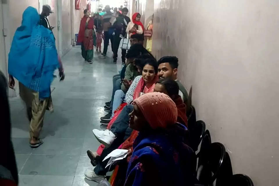 हिमाचल प्रदेश में 2,600 डॉक्टरों की ढाई घंटे की हड़ताल दूसरे दिन भी जारी रही। हिमाचल चिकित्सा अधिकारी संघ के आह्वान पर प्राथमिक स्वास्थ्य केंद्रों से लेकर जिला के अस्पतालों में सुबह 9:30 से दोपहर 12:00 बजे तक डॉक्टरों ने मरीजों को उपचार नहीं किया। हालांकि, आपातकालीन सेवाएं सुचारू रहीं। इस दौरान मरीजों को परेशानी झेलनी पड़ी।     ऊना में चिकित्सकों ने मांगों के समर्थन में पेनडाउन हड़ताल दूसरे दिन बुधवार को भी जारी रखी। इसके चलते मरीज ढाई घंटे तक उपचार के लिए परेशान हुए। 2600-doctors-in-himachal-on-strike