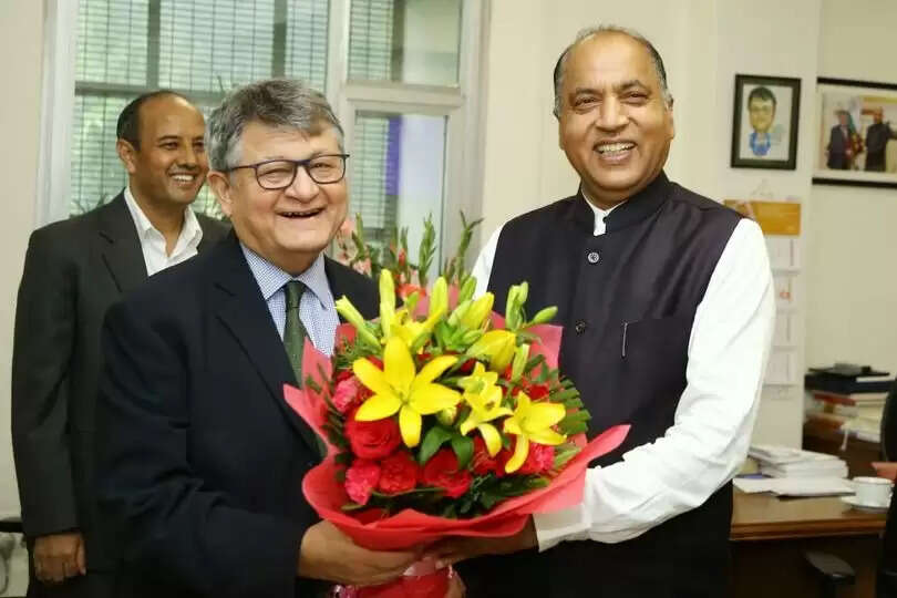 हिमाचल प्रदेश के मुख्यमंत्री जयराम ठाकुर ने शनिवार को नई दिल्ली में नीति आयोग के उपाध्यक्ष सुमन बेरी से मुलाकात की। मुख्यमंत्री ने नीति आयोग के उपाध्यक्ष से राज्य से जुडे़ विभिन्न महत्वपूर्ण मुद्दों पर चर्चा की। सीएम ने उन्हें राज्य में हवाई संपर्क को मजबूत करने के लिए राज्य के प्रयासों से अवगत करवाया। उन्होंने कहा कि मंडी में ग्रीन फील्ड हवाई अड्डे के निर्माण के लिए राज्य सरकार और भारतीय विमानपत्तन प्राधिकरण के बीच संयुक्त उद्यम समझौते पर हस्ताक्षर किए गए हैं।
