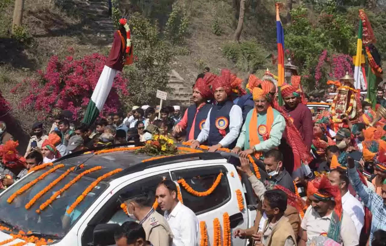 मुख्यमंत्री जयराम ठाकुर ने बुधवार को राज्य स्तरीय सुकेत देवता मेला, सुंदरनगर में जवाहर पार्क में शुभारम्भ किया। उन्होंने शुकदेव वाटिका से जवाहर पार्क, सुंदरनगर तक निकाली गई शोभा यात्रा में भी भाग लिया। 