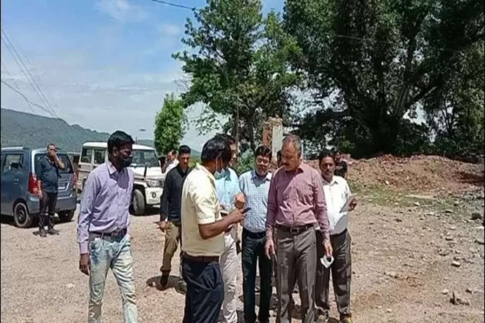 बिलासपुर में गोबिंसागर झील का निरीक्षण करती प्रसासन और कंपनी की टीम