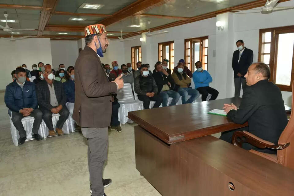 हिमाचल सरकार ने एनपीएस (NPS) कर्मचारियों की मांगों व शिकायतों के निवारण के लिए एक समिति गठित कर दी है। समिति मामले में संबंधित हितधारकों से परामर्श करेगी। समिति के नियम अलग से अधिसूचित किए जाएंगे। अतिरिक्त मुख्य सचिव (वित्त) प्रबोध सक्सेना की ओर से इस संबंध में अधिसूचना जारी की गई है।