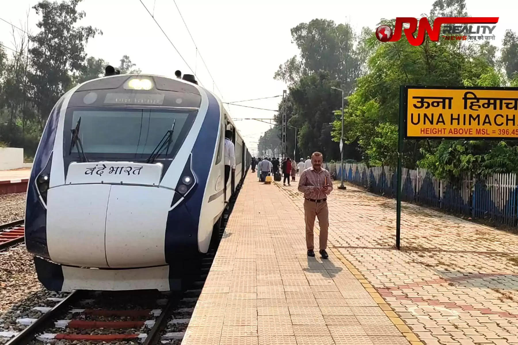 हिमाचल प्रदेश के लिए वंदे भारत एक्सप्रेस का संचालन शुरू हो गया है। बुधवार को देश की चौथी सेमी हाई स्पीड़ वंदे भारत एक्सप्रेस यात्रियों को लेकर ऊना के अंब-अंदौरा रेलवे स्टेशन पर पहुंची। वंदे भारत के माध्यम से नई दिल्ली से बड़ी संख्या में यात्री ऊना और अंब-अंदौरा रेलवे स्टेशन पर पहुंचे। इस दौरान सैकड़ों लोग अंब में वंदे भारत एक्सप्रेस को देखने के लिए भी पहुंचे थे।        नई दिल्ली से हिमाचल या फिर हिमाचल से दिल्ली जाने वाले यात्री अब सेमी हाई स्पीड वंदे भारत एक्सप्रेस (Vande Bharat Express) ट्रेन के सफर का आनंद उठा सकेंगे। 19 अक्तूबर से यह ट्रेन अंब-अंदौरा से दिल्ली के बीच नियमित तौर पर चलना शुरू हो गया। शुक्रवार को छोड़कर सप्ताह के बाकी 6 दिन यह ट्रेन चलेगी। बता दें कि पीएम नरेंद्र मोदी ने 13 अक्टूबर को इस ट्रेन को हरी झंडी दिखाई थी। 