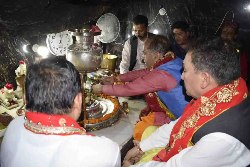  हिमाचल प्रदेश के मुख्यमंत्री जयराम ठाकुर रविवार को कांगड़ा दौरे पर पहुंचे। इस दौरान मुख्यमंत्री जयराम ठाकुर ने पहले कांगड़ा के परौर में स्थित राधा स्वामी सत्संग ब्यास में हाजिरी लगाई। इसके उपरांत उन्होंने डाढ स्थित मां चामुंडा देवी के मंदिर में पहुंच कर दर्शन किए। मां चामुंडा के मंदिर में मुख्यमंत्री जयराम ठाकुर ने पूजा-अर्चना कर कंजक पूजन किया। इसके साथ ही मां चामुंडा के हवन यज्ञ में भी भाग लिया। इस मौके पर विपिन सिंह परमार भी उनके साथ थे।