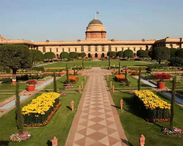 अब राष्ट्रपति भवन (Rashtrapati Bhavan) के प्रतिष्ठित मुगल गार्डन को अब ‘अमृत उद्यान’ के नाम से जाना जाएगा। आजादी का अमृत महोत्सव (Azadi ka Amrit Mahotsav) के अवसर पर मुगल गार्डन (Mughal gardens) का नाम बदलकर ‘अमृत उद्यान’ (Amrit Udyan) कर दिया गया है।