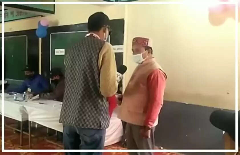 हिमाचल प्रदेश में एक लोकसभा (Laksabha) और तीन विधानसभा (Assembly) सीटों के उपचुनाव (By-Election) के लिए मतदान हो रहा है।