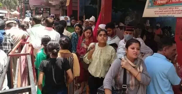 दियोटसिद्ध मंदिर में अपनी बारी का करते श्रद्धालु