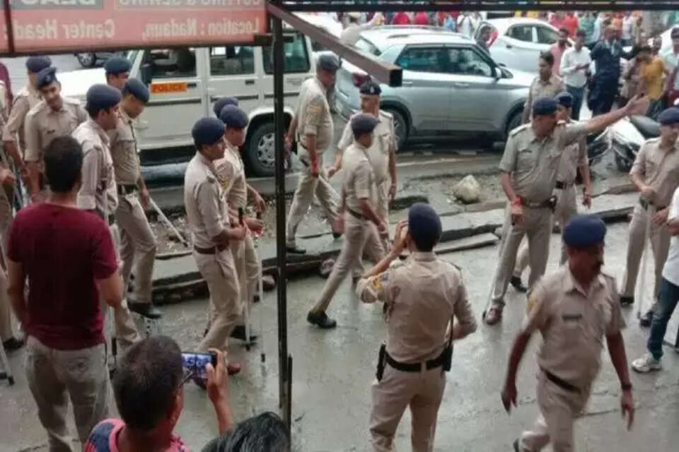 मौके पर पुलिस बल 