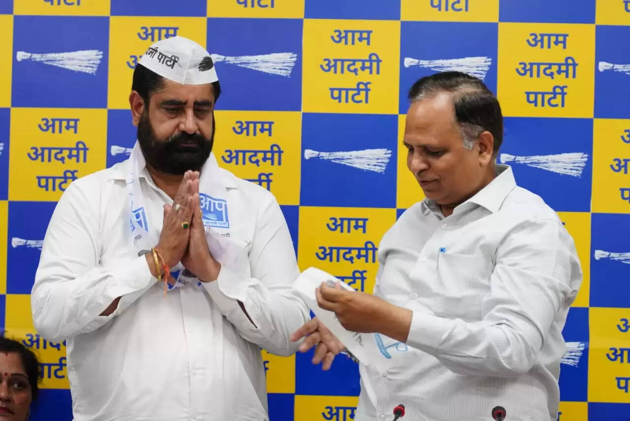 आम आदमी पार्टी (आप) के वरिष्ठ नेता एवं दिल्ली के स्वास्थ्य मंत्री सत्येंद्र जैन ने बुधवार को दावा किया कि इसी साल हिमाचल प्रदेश विधानसभा चुनाव में उनकी पार्टी (AAP) और भाजपा (BJP) के बीच सीधा मुकाबला होगा। उन्होंने दावा किया कि हिमाचल विधानसभा चुनाव में 'आप' को जीत मिलेगी। मीडिया को संबोधित करते हुए जैन कहा कि भारतीय किसान यूनियन हिमाचल प्रदेश के प्रमुख तथा अधिवक्ता अरनेंद्र सिंह नॉटी और उनके 30 साथी 'आप' में शामिल हुए हैं।