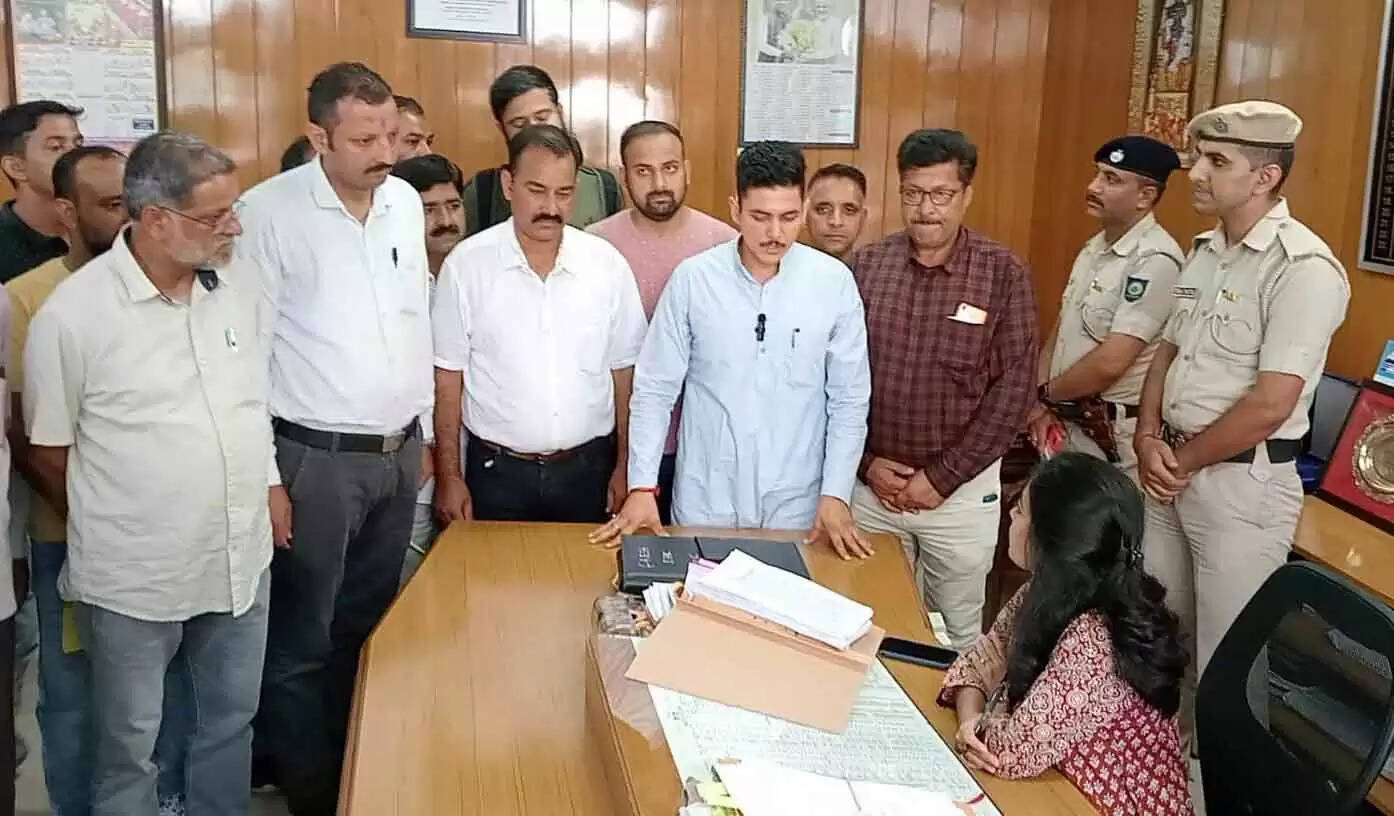 प्रदेश कांग्रेस के सोशल मीडिया विभाग के अध्यक्ष एवं प्रवक्ता अभिषेक राणा ने डीसी हमीरपुर को ज्ञापन सौंपा