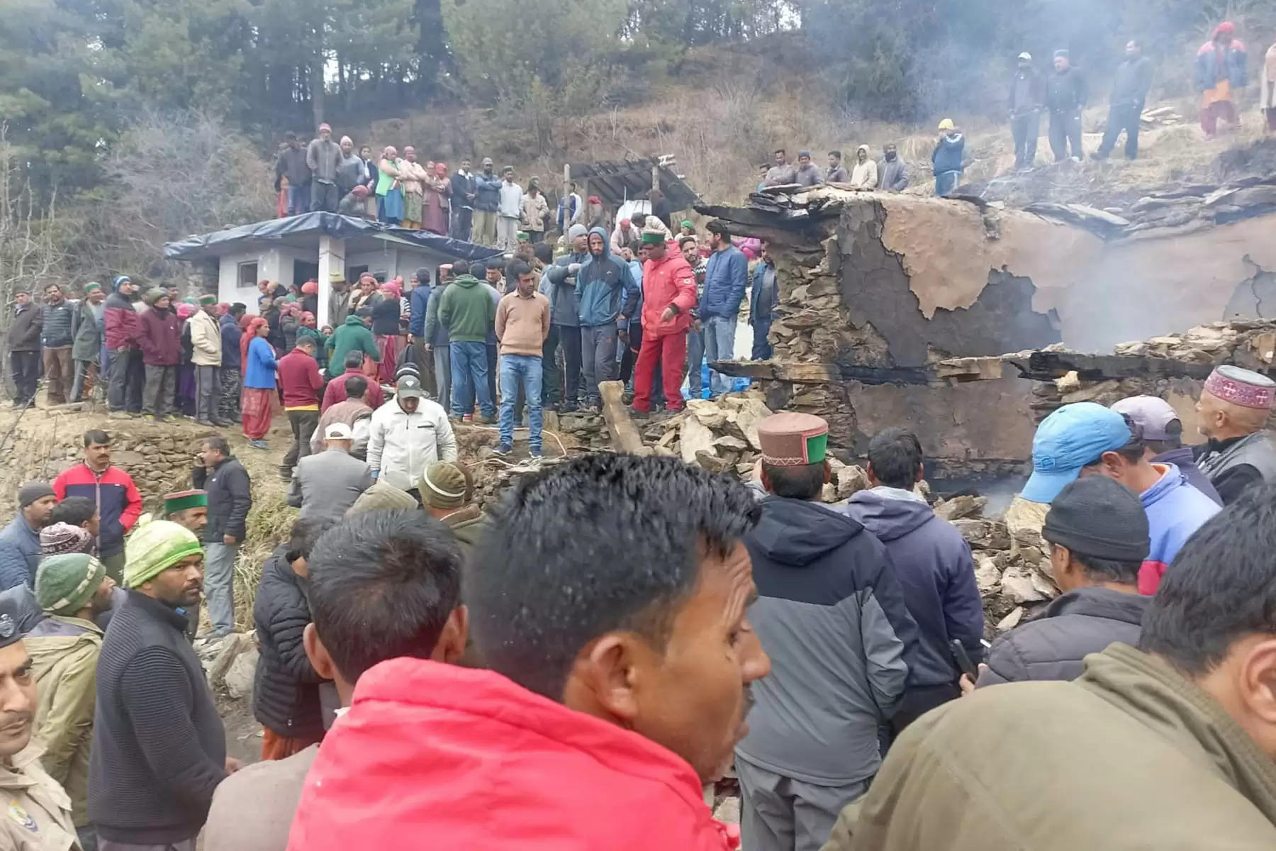 हिमाचल प्रदेश के रामपुर में दो मंजिला मकान में आग लगने से बुजुर्ग महिला जिंदा जल गई। मिली जानकारी के मुताबिक खलटी गांव में यह घटना हुई है। सराहन उपतहसील की शाहधार पंचायत के खलटी गांव में रविवार देर रात अचानक भीषण आग लग गई। भीषण अग्निकांड में एक बुर्जुग महिला जिंदा जल गई औ दो मंजिला मकान भी आग कर भेंट चढ़ गया।