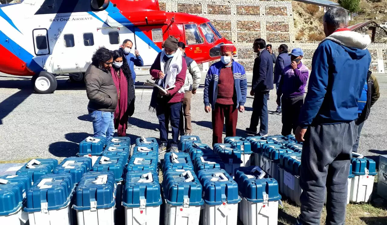 हिमाचल उपचुनावः केलांग में हेलीकॉप्टर से पहुंचाईं EVM, सुरक्षा घेरे में स्ट्रांगरूम