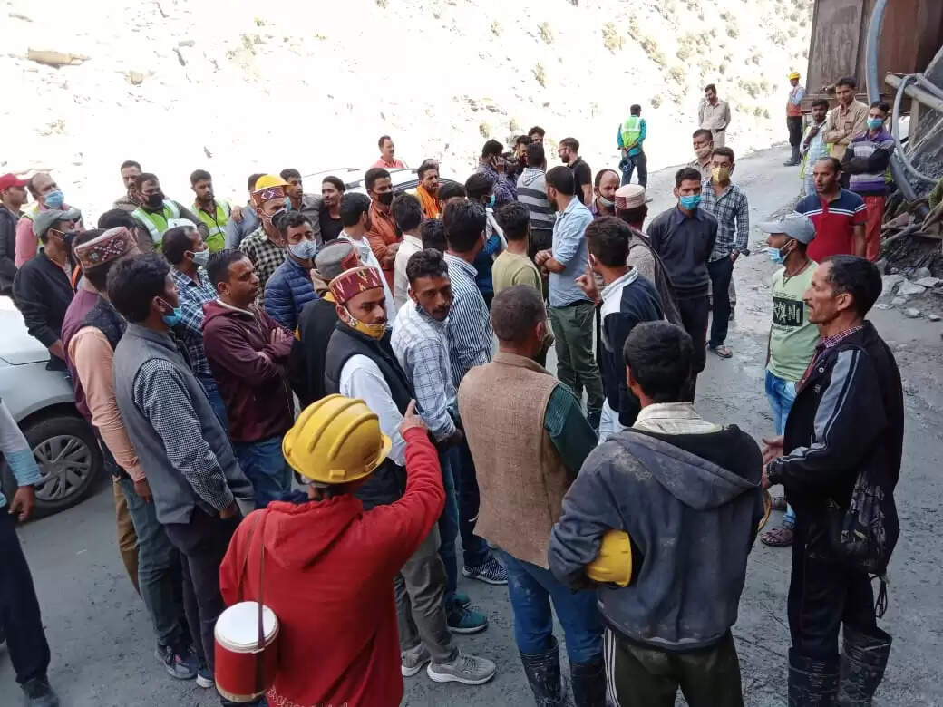 प्रभावित पंचायतों के ग्रामीणों का कहना है कि कंपनी प्रबंधन की ओर से उन्हें रोजगार नहीं दिया जा रहा है। साथ ही बाहरी राज्यों से संबंधित युवाओं को नौकरी दी जा रही है।