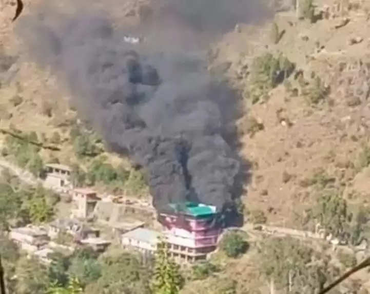 हिमाचल की राजधानी शिमला की चिड़गांव तहसील की खरशाली पंचायत के खोपटूवाड़ी गांव में घटी है। यहां एक मकान में आग लगने से एक व्यक्ति की आग मे जिंदा जलकर मौत हो गई।